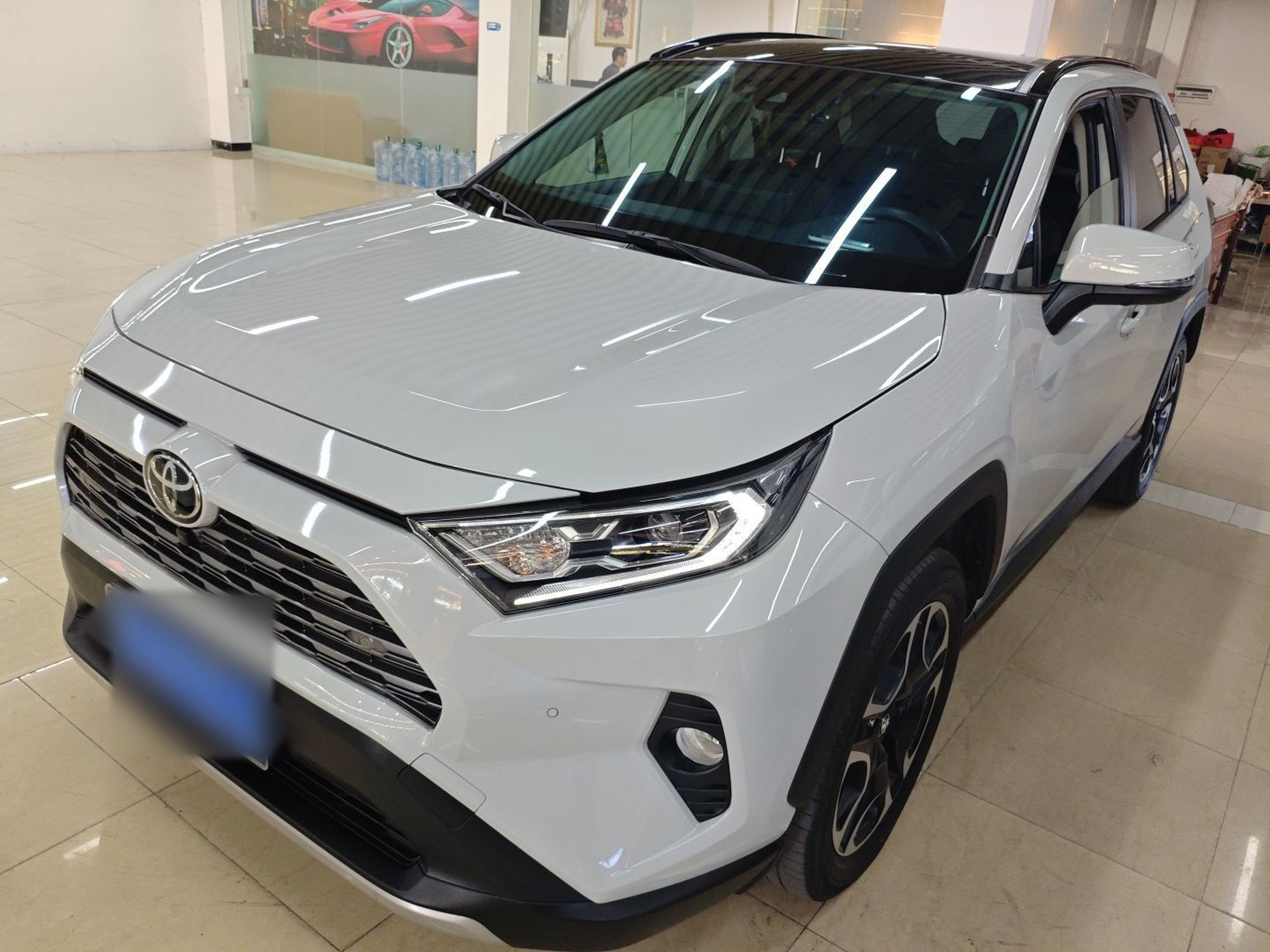 تحت مقدمة السيارة