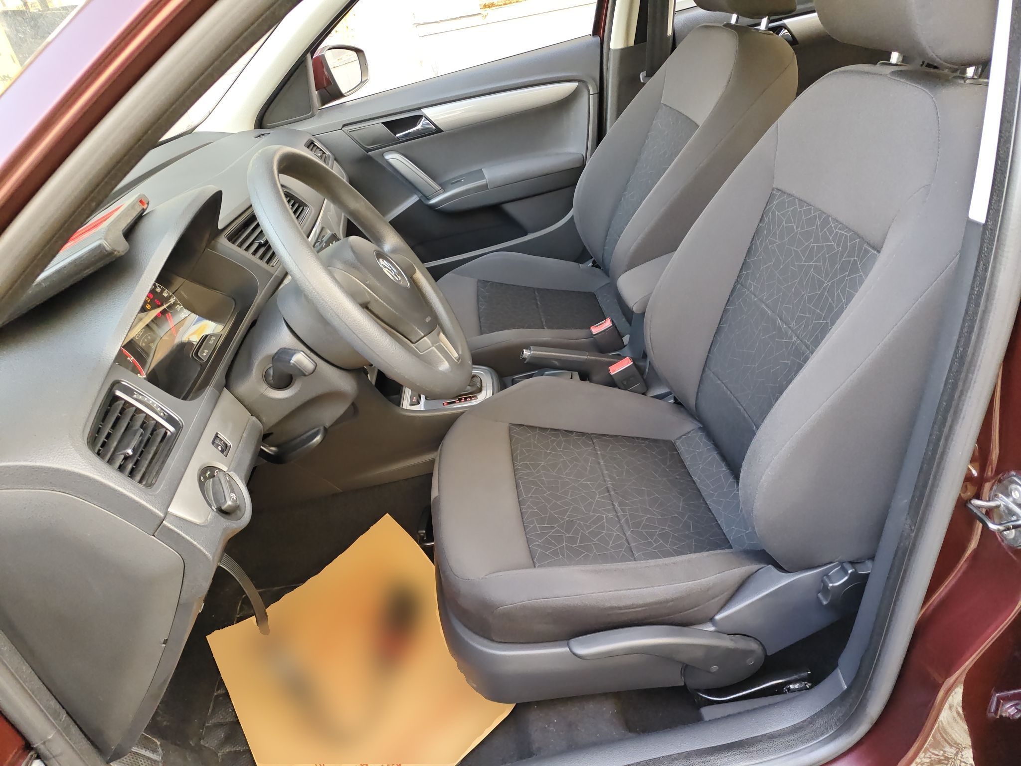 Переднее сиденье в автомобиле