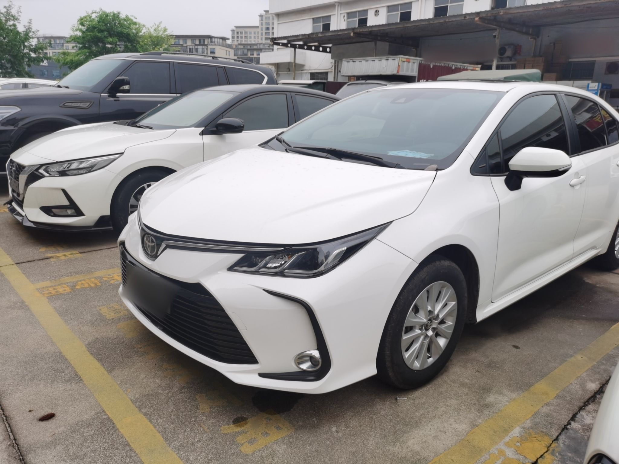 Под передней частью автомобиля