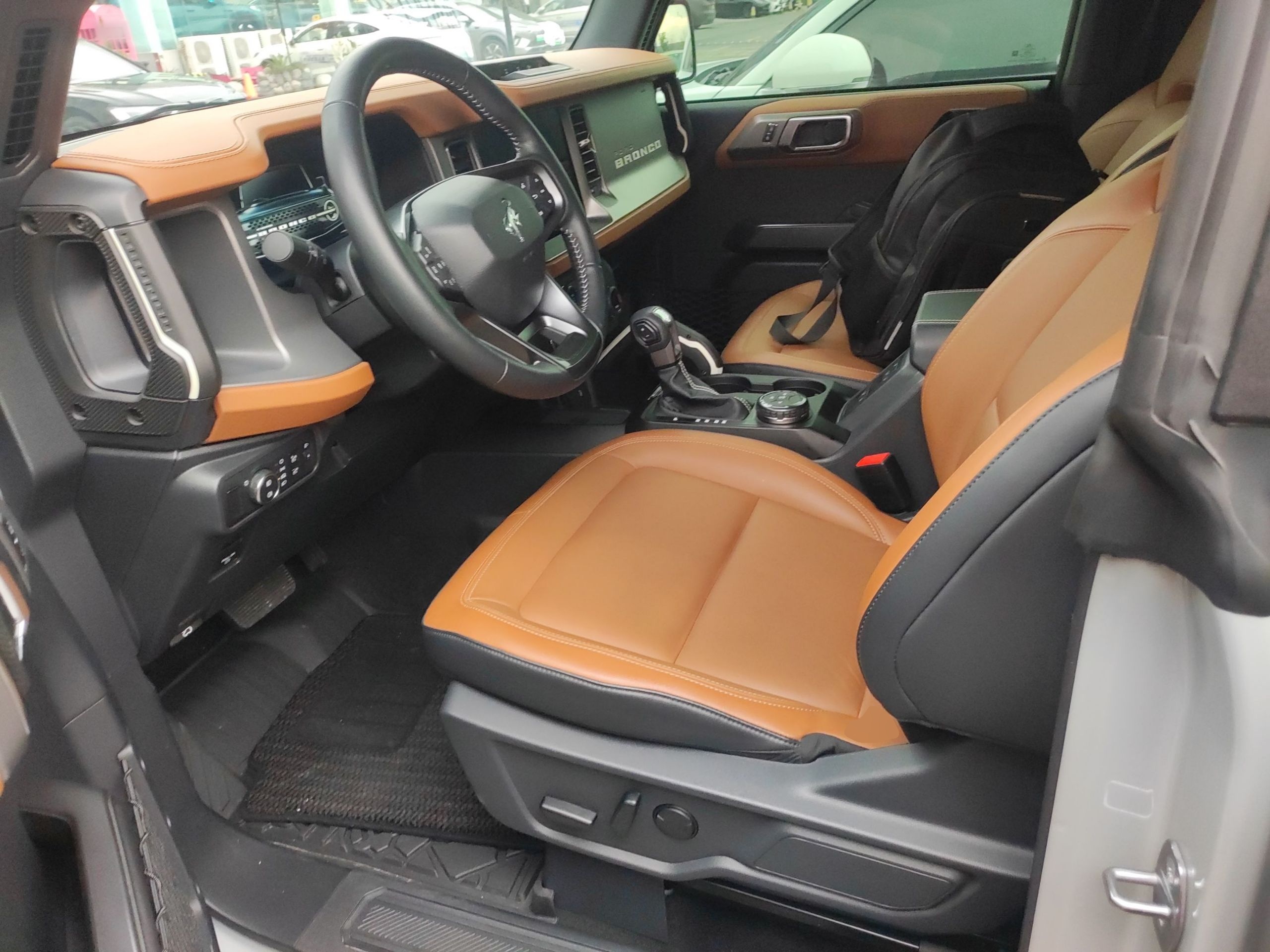 المقاعد الأمامية داخل السيارة