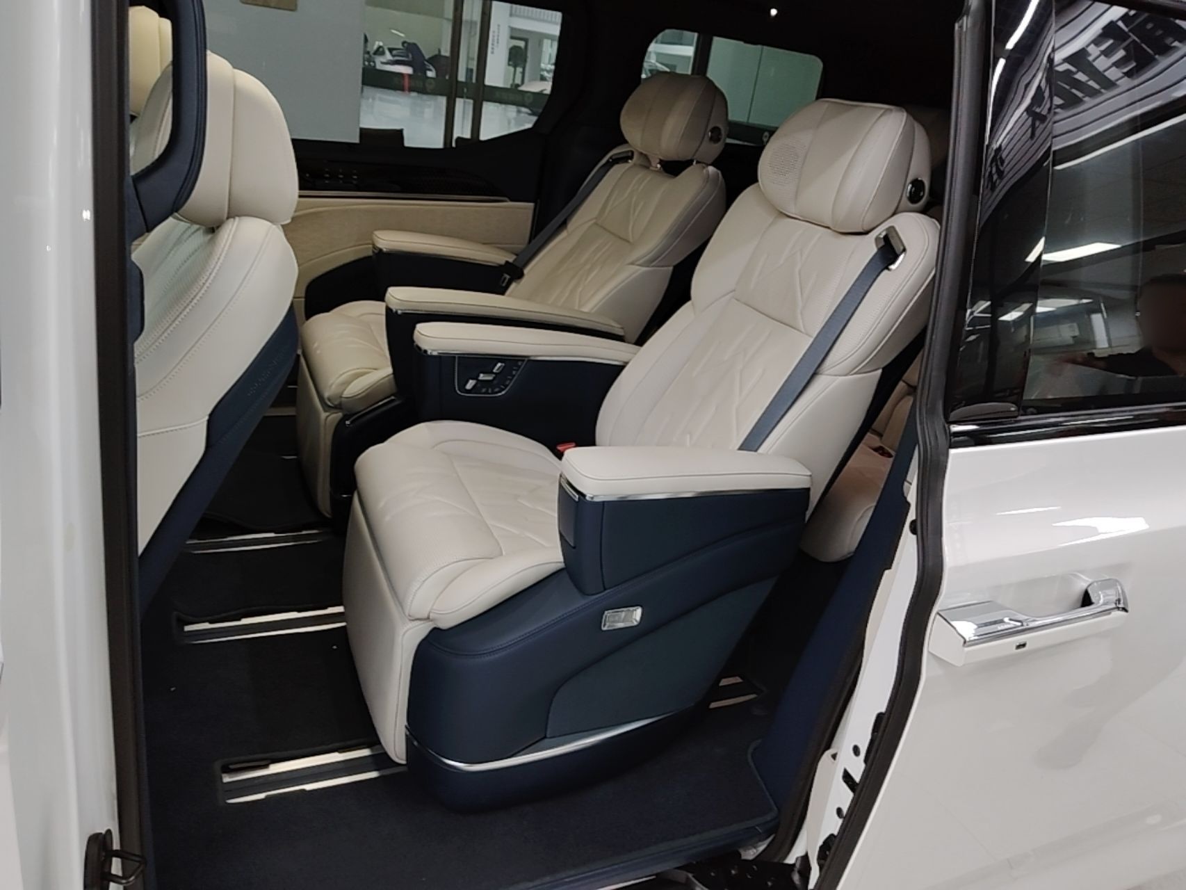 Zeekr 009 2024 7-Seater Walk-Through Version Four-Wheel Drive 108 kWh — снимка 20