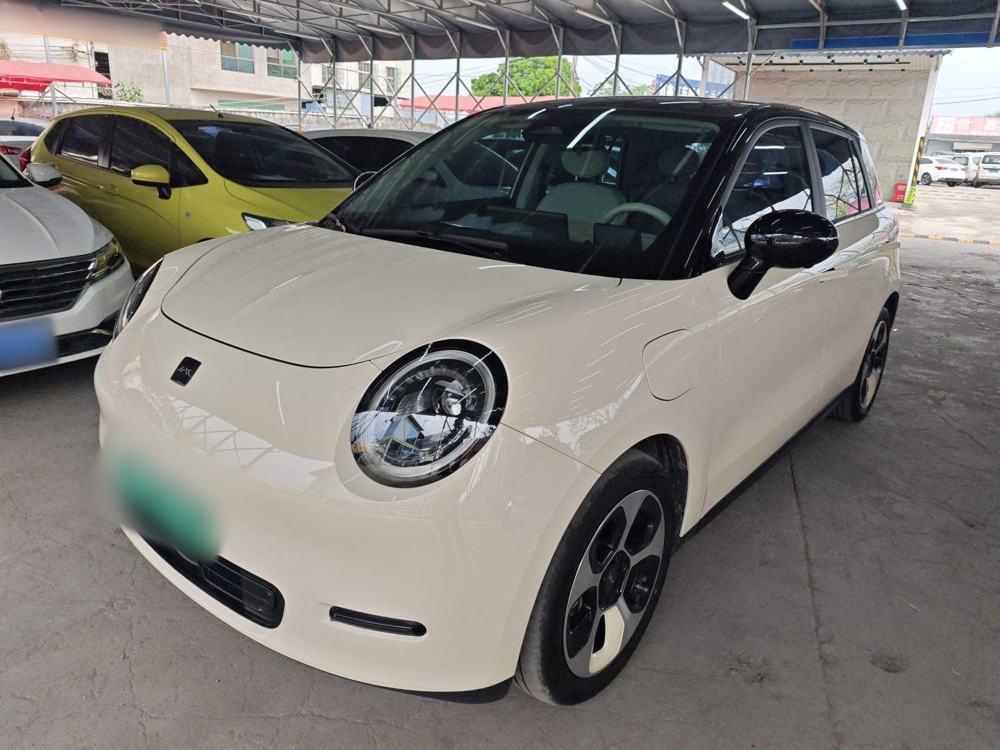 Под передней частью автомобиля