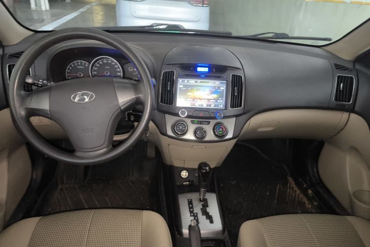 Used Hyundai Celesta 2011 1.6L Automatic Comfort Edition Center Console