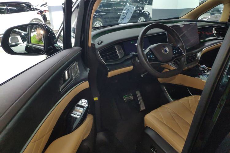 Used Denza D9 2025 DM-i Intelligent Drive 1020 Four-Wheel Drive Prestige Model