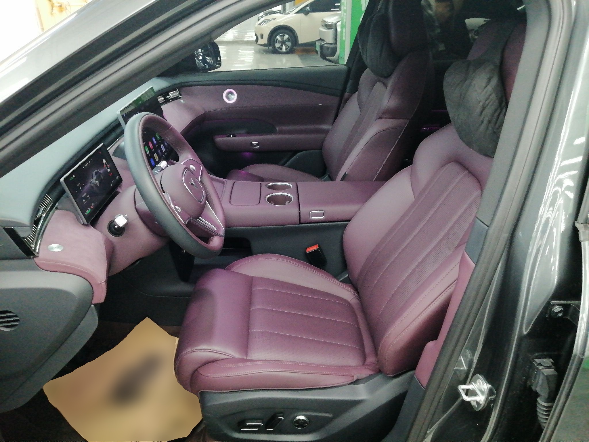 المقاعد الأمامية داخل السيارة