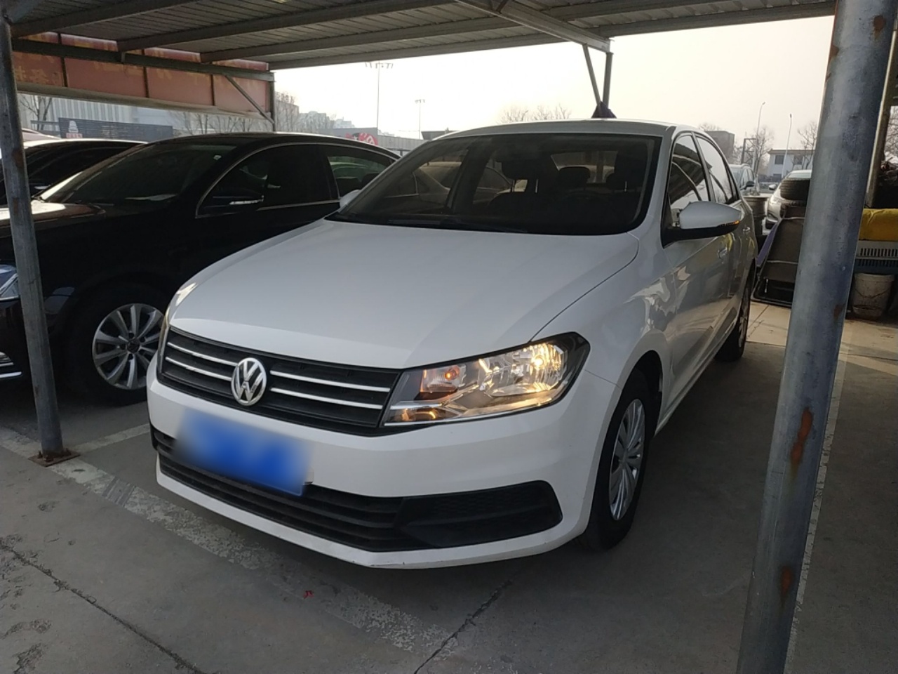 تحت مقدمة السيارة