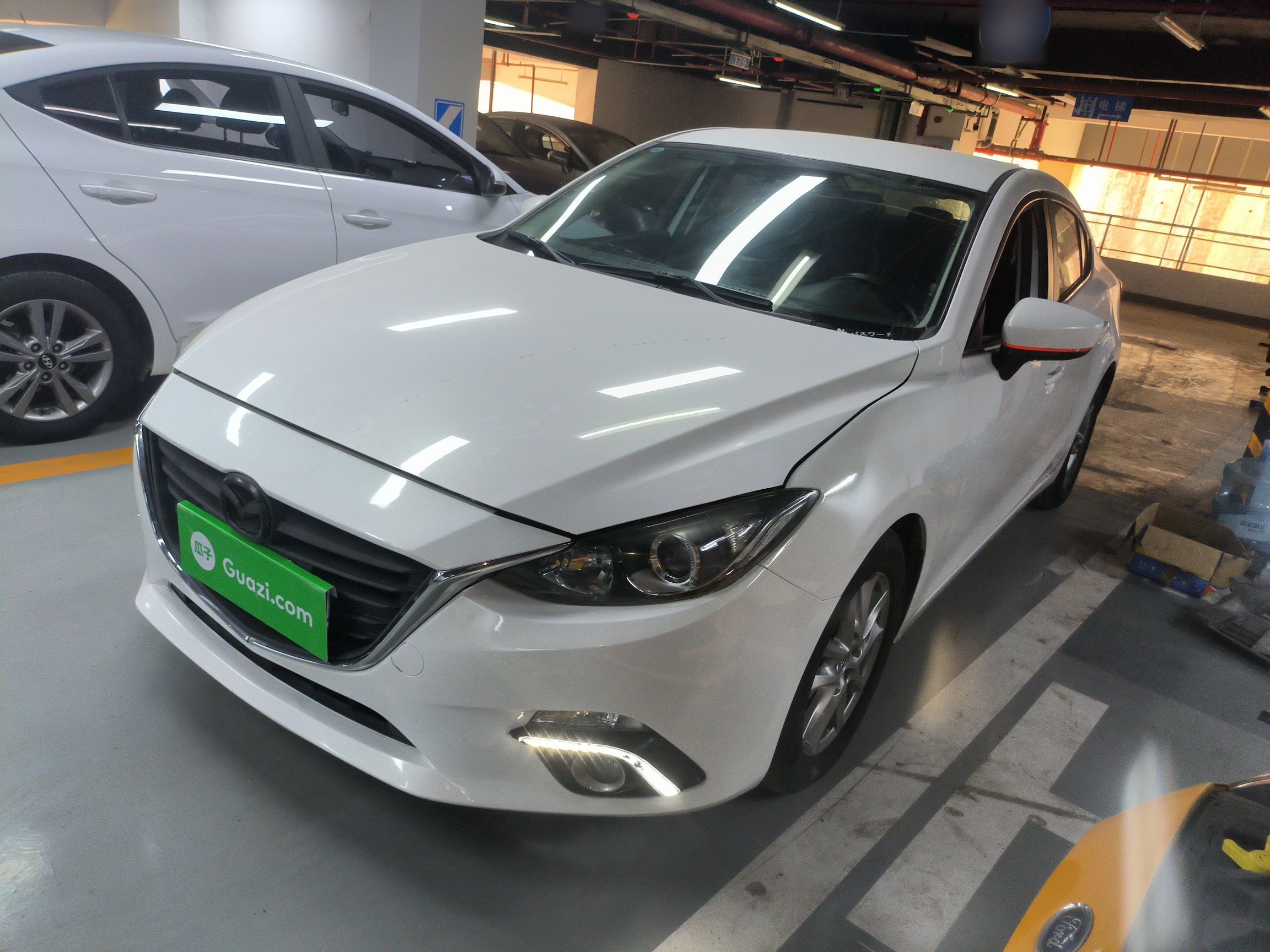 تحت مقدمة السيارة