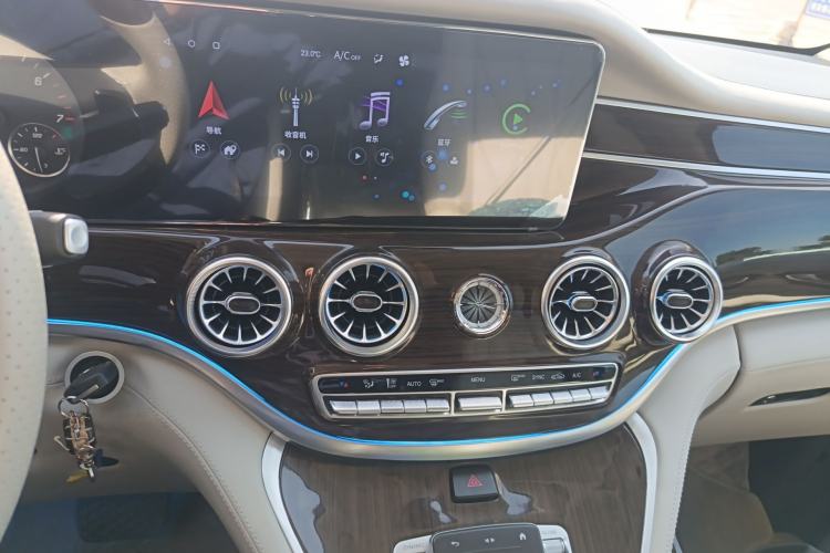 Used Mercedes-Benz Vito 2023 2.0T Elite Version 7 Seats Audio And AC Panel