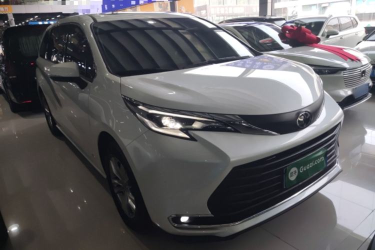 Used Toyota SIENNA 2024 2.5L Hybrid Comfort Edition Front Right 45 Deg