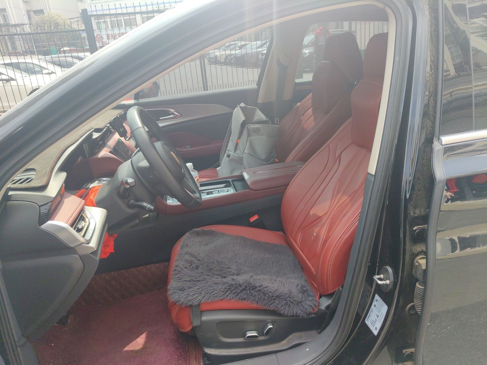 المقاعد الأمامية داخل السيارة