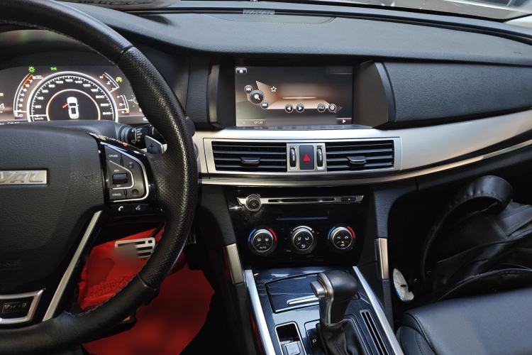 Used Haval H7 2017 Red-Label H7 2.0T Automatic Prestige Model Center Console