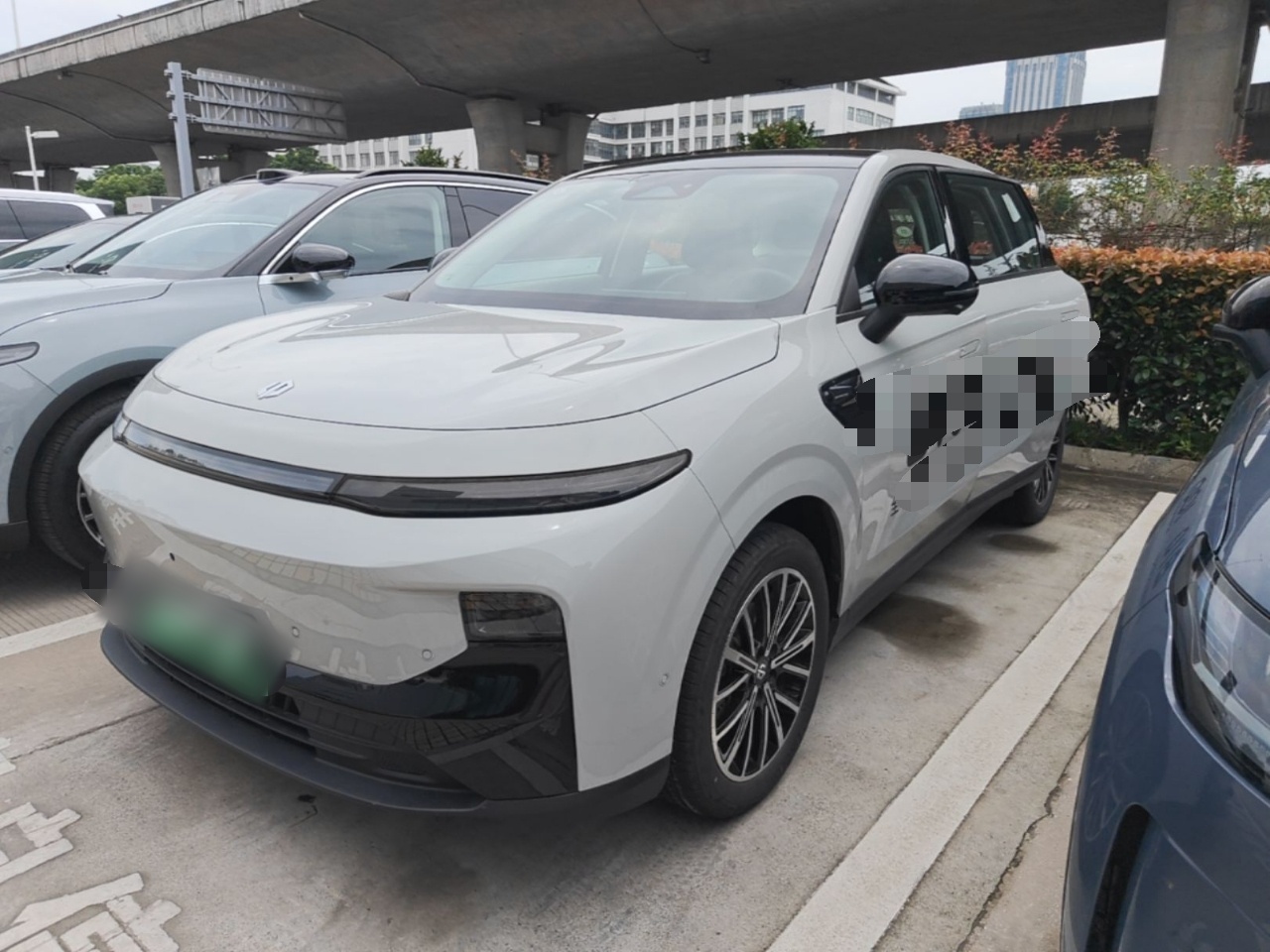 Под передней частью автомобиля