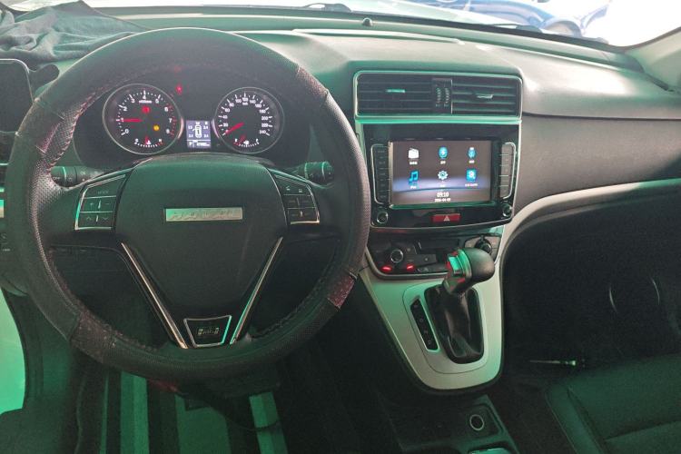 Used Haval M6 2019 1.5T DCT Two-Wheel Drive Elite Version China VI Standard Center Console