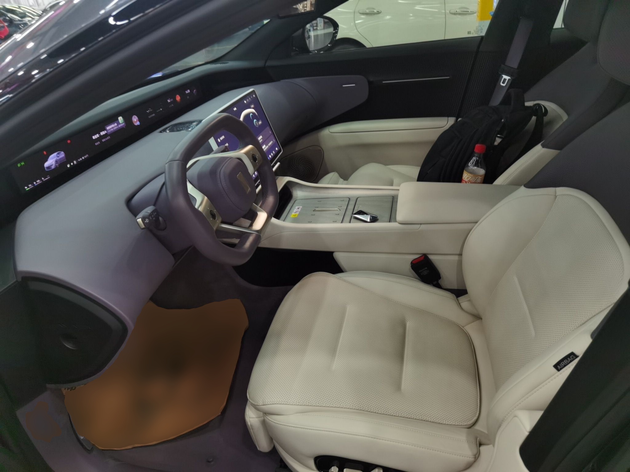 المقاعد الأمامية داخل السيارة