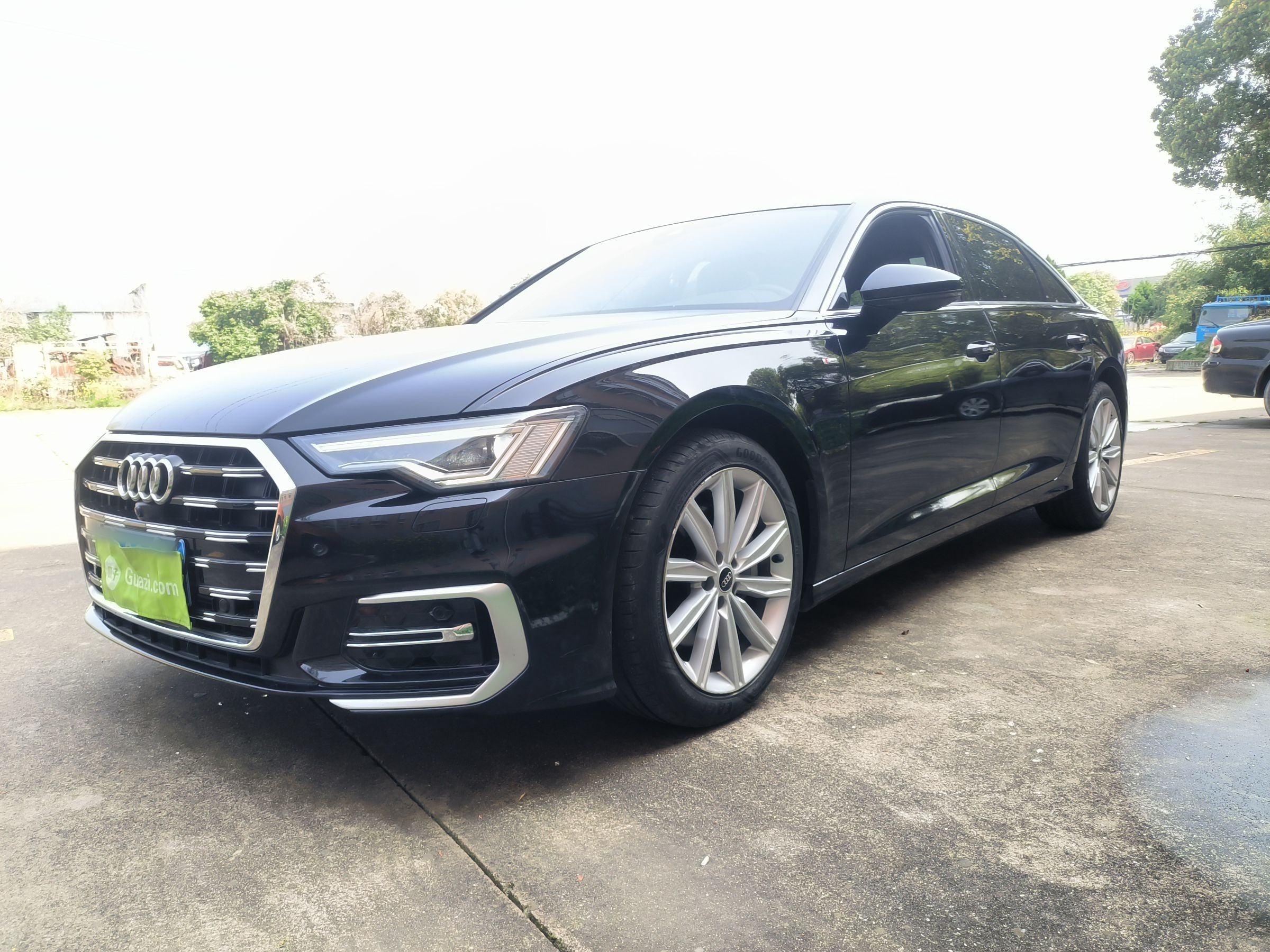 Под передней частью автомобиля