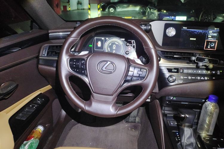 Used Lexus ES 2018 300h Premier Edition China VI Standard