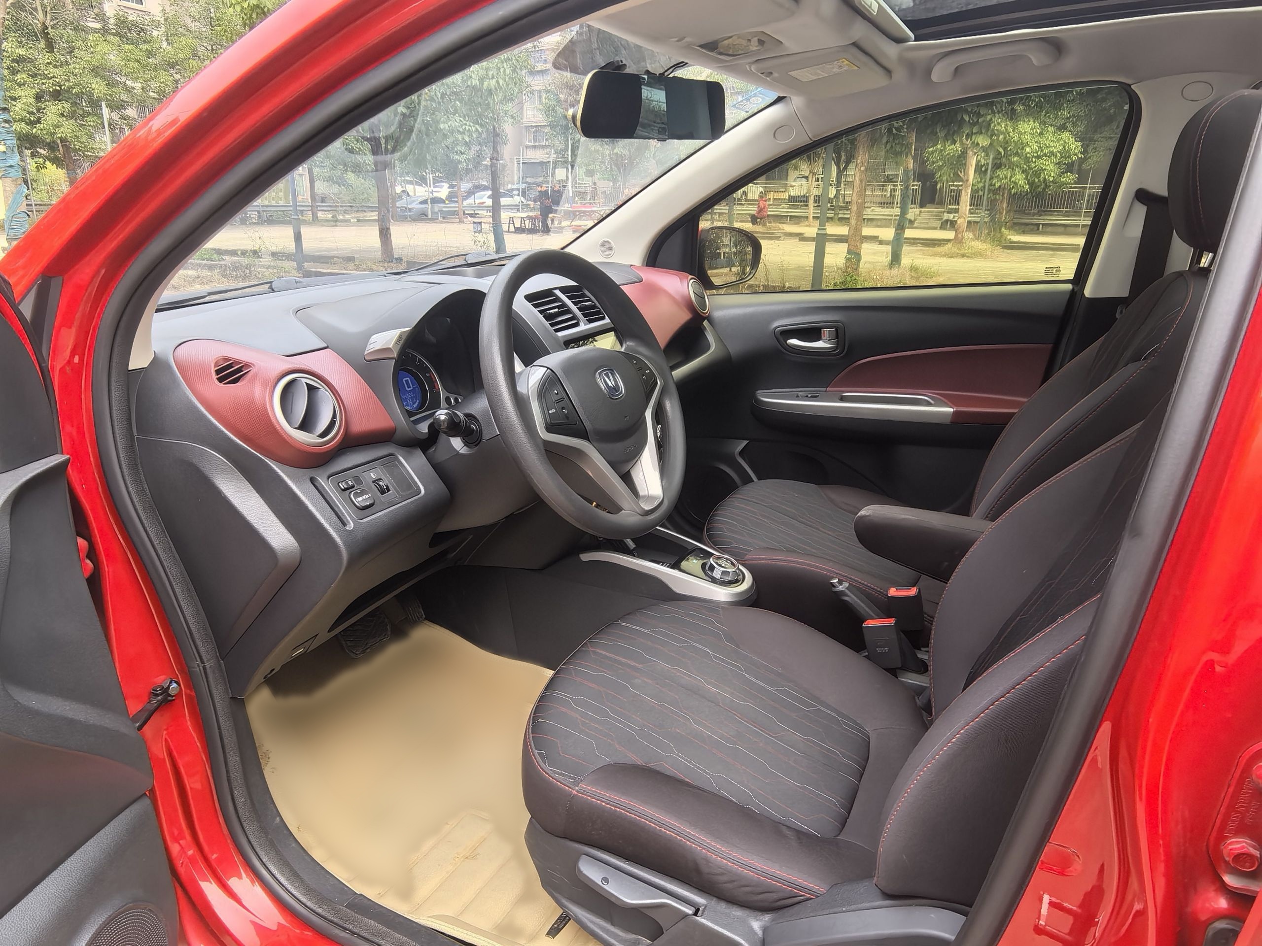 المقاعد الأمامية داخل السيارة