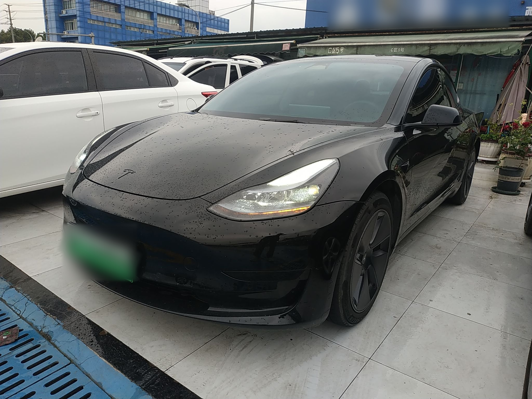 Под передней частью автомобиля