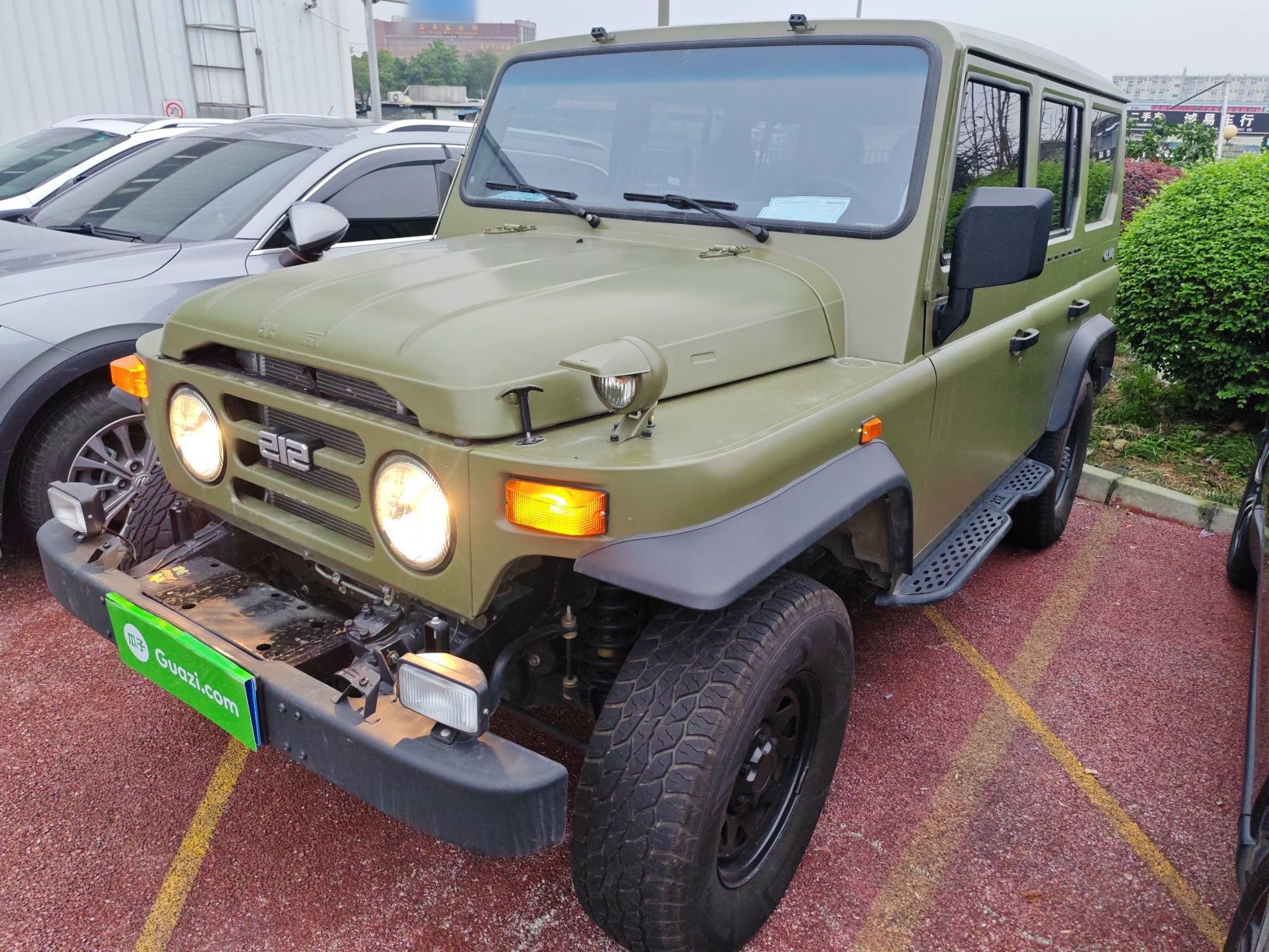 تحت مقدمة السيارة