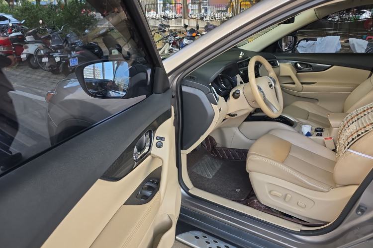 Used Nissan X-Trail 2014 2.5L CVT Leading Edition 4WD
