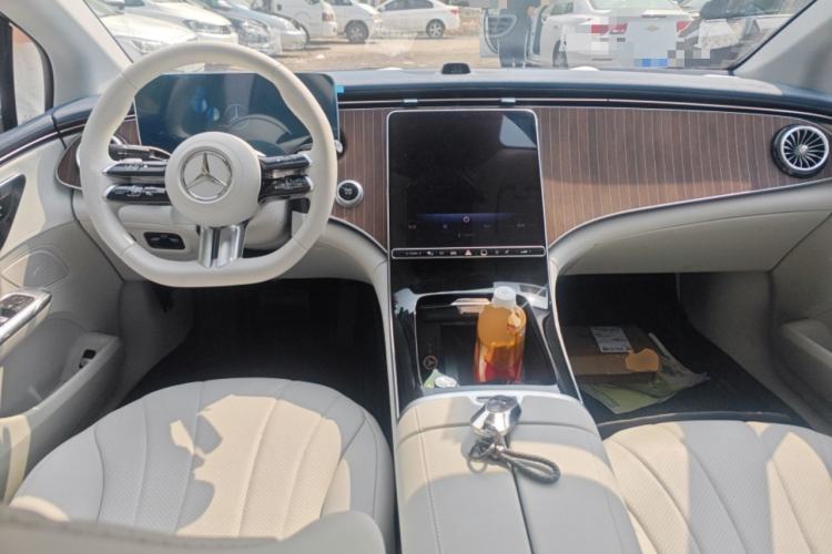 Used Mercedes-Benz EQE 2025 500 4MATIC Pioneer Edition Center Console