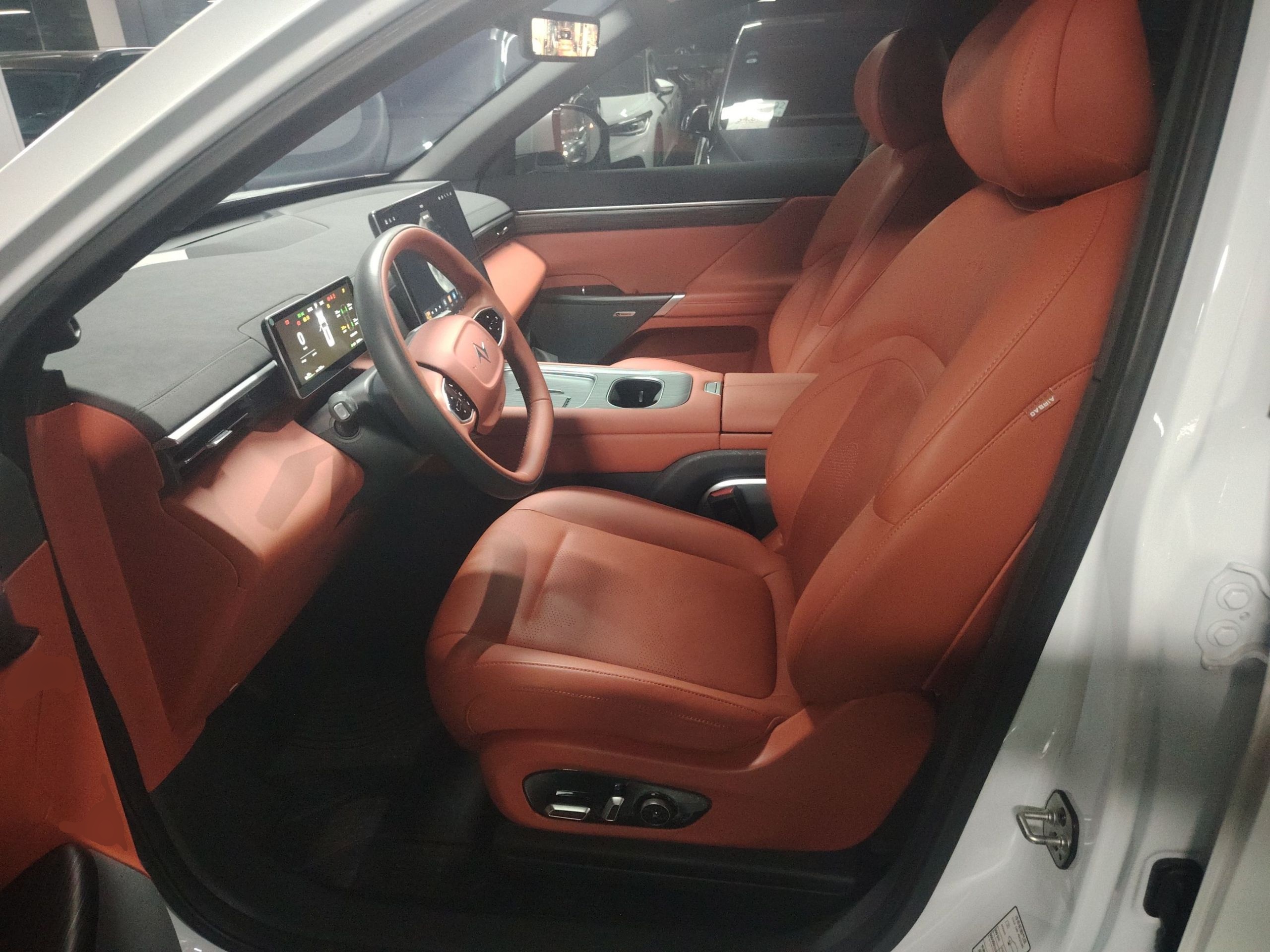 المقاعد الأمامية داخل السيارة