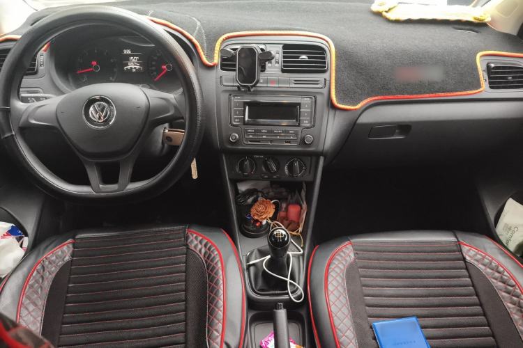 Used Volkswagen Polo 2016 1.4L Manual Fashion Model Center Console