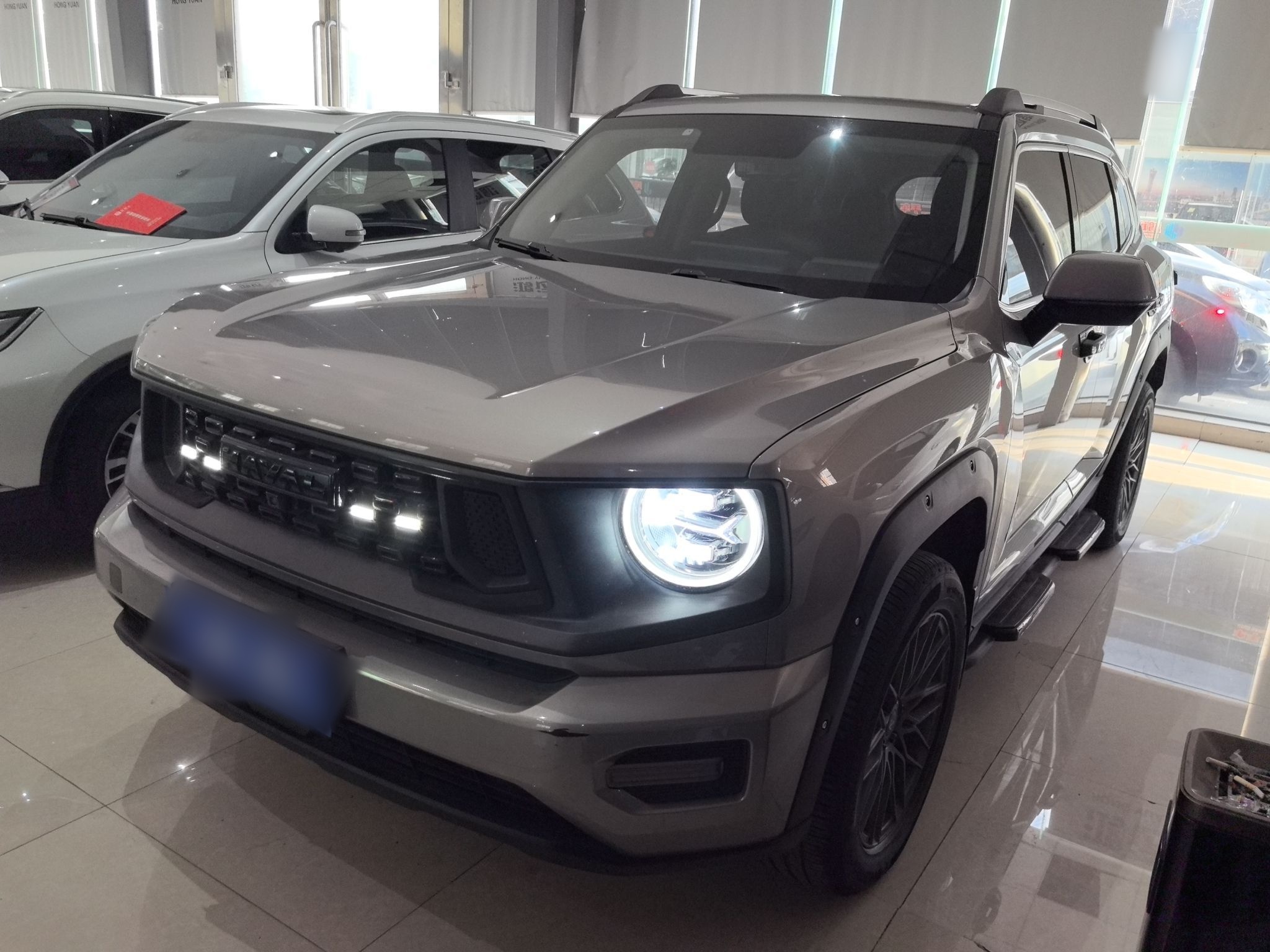 تحت مقدمة السيارة