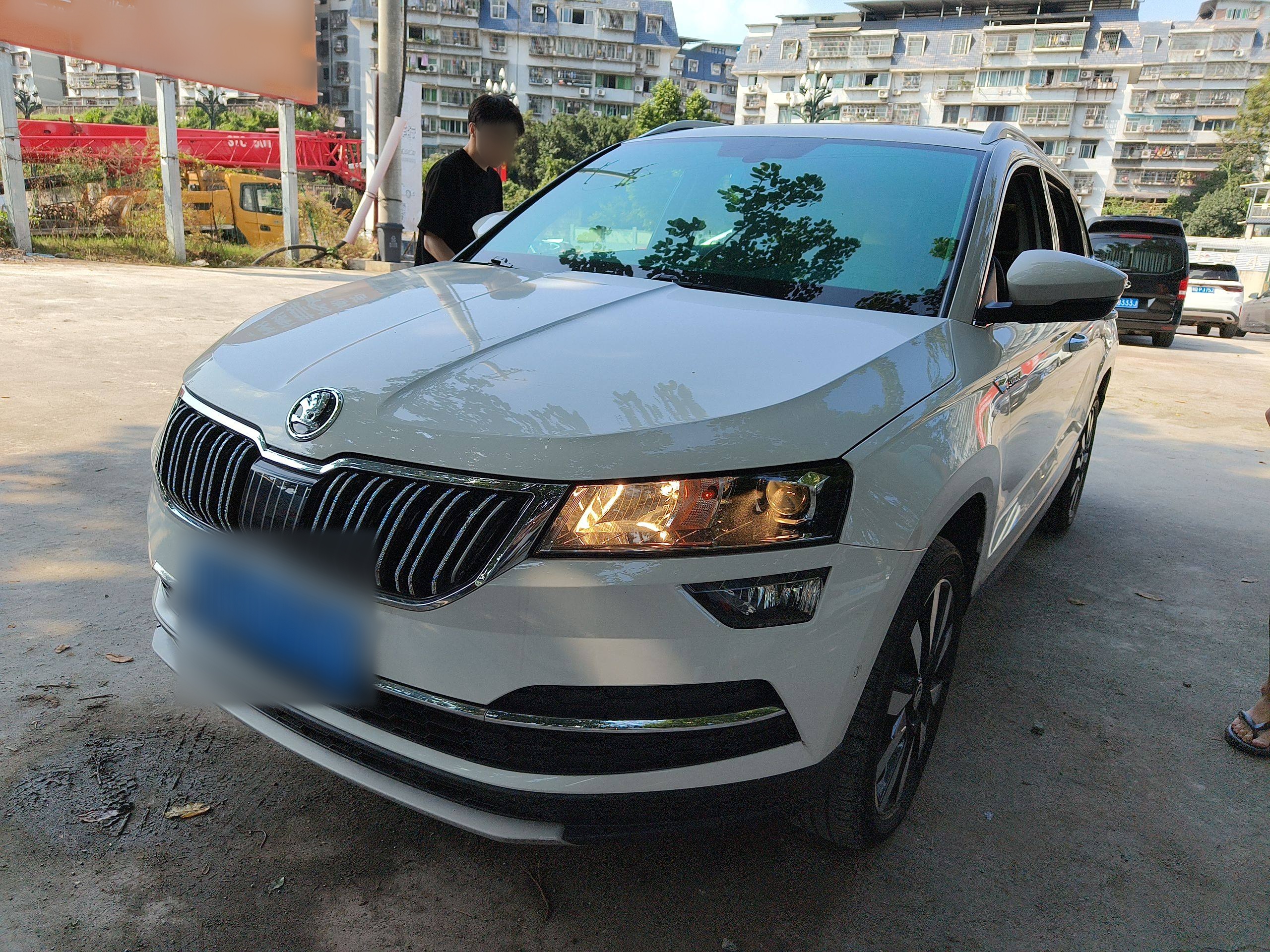 Под передней частью автомобиля