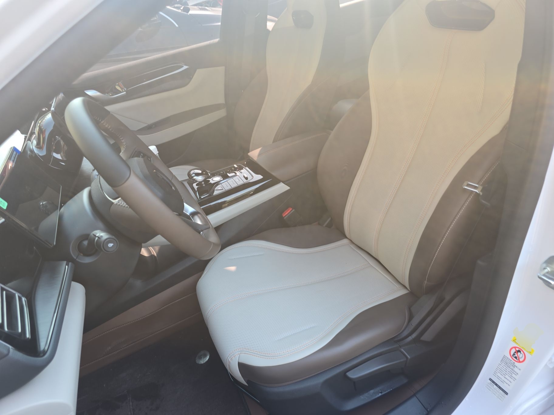 المقاعد الأمامية داخل السيارة