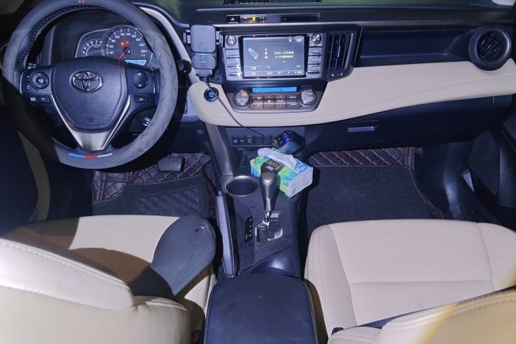 Used Toyota RAV4 2013 2.5L Automatic 4x4 Elite Edition Center Console