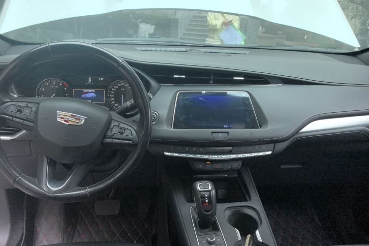 Used Cadillac XT4 2018 28T Two-Wheel-Drive Luxury Model Center Console