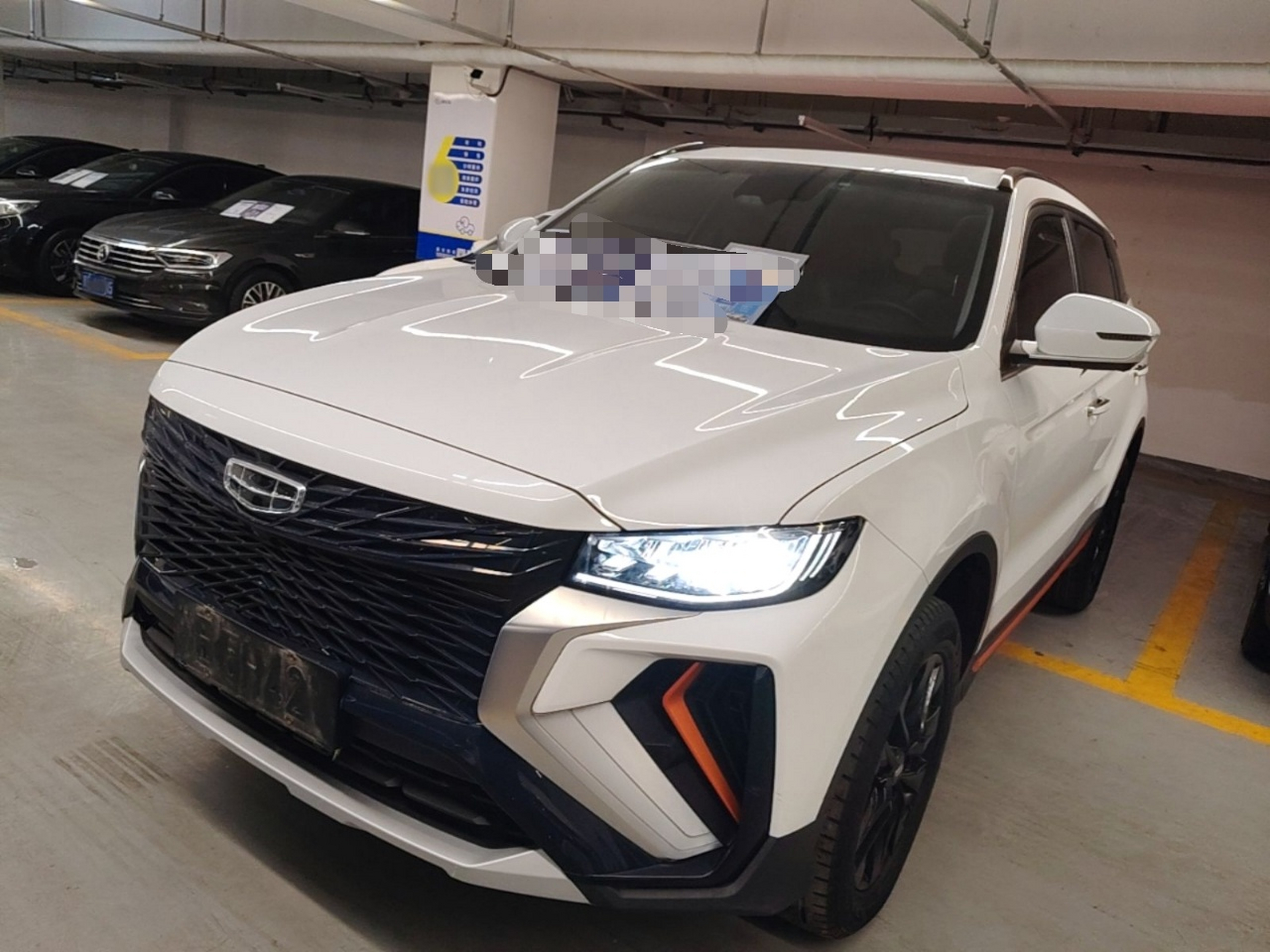 تحت مقدمة السيارة