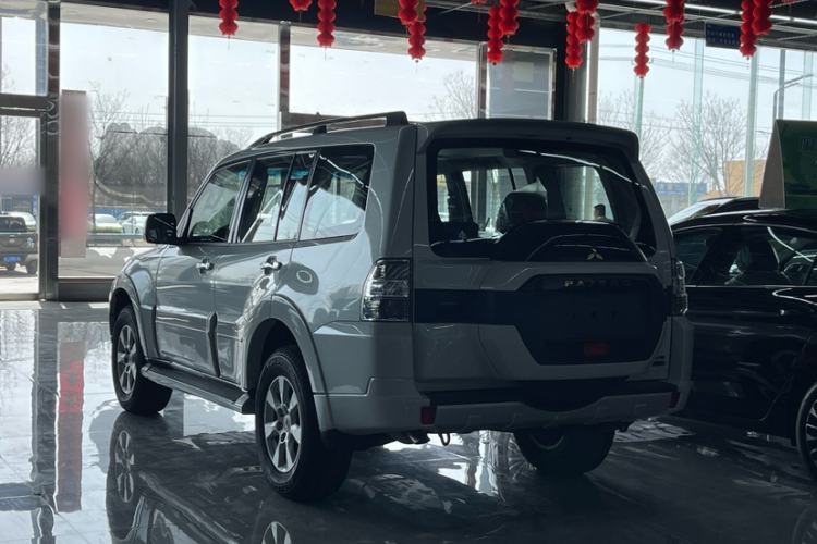 Used Mitsubishi Pajero  Exterior 3