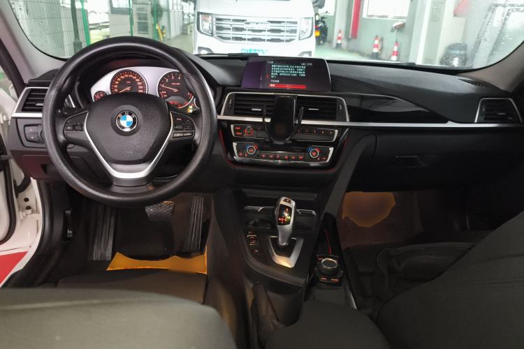 Used BMW 3 Series 2018 318i Center Console