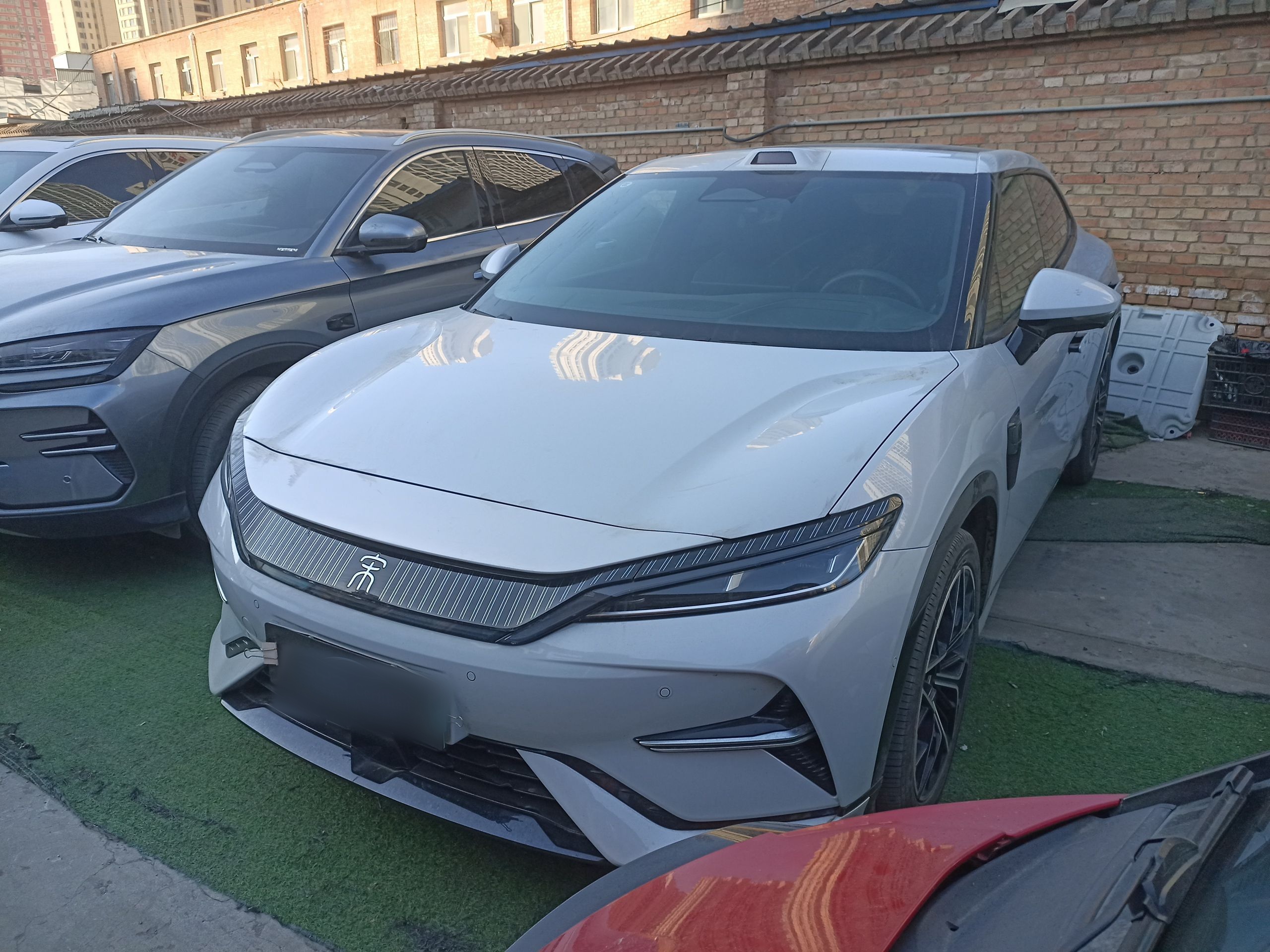 Под передней частью автомобиля