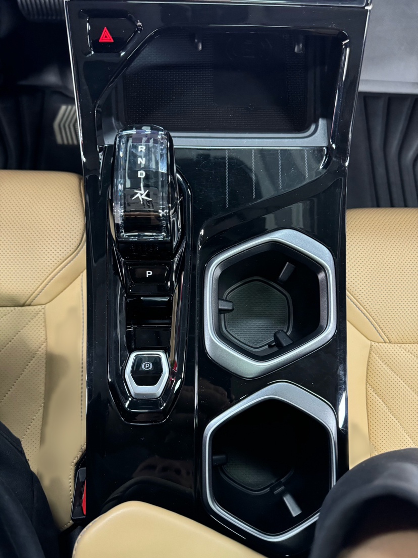 Geely Auto FX11 2023 2.0TD DCT Prestige Edition — снимка 12