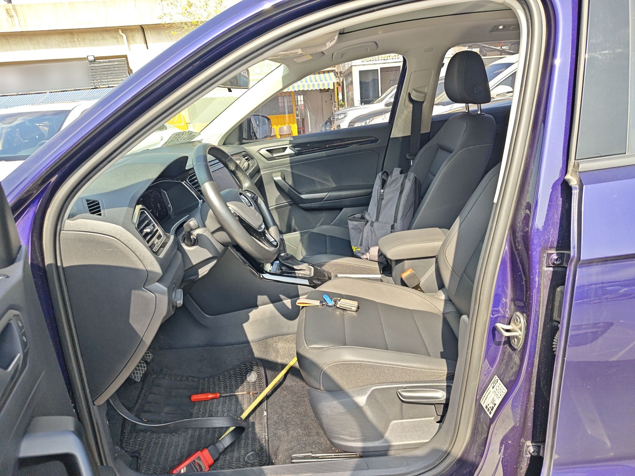 المقاعد الأمامية داخل السيارة