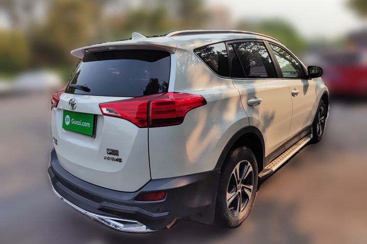 Used Toyota RAV4 2015 2.0L CVT Two-Wheel Drive Fashion Edition Rear Right 45 Deg