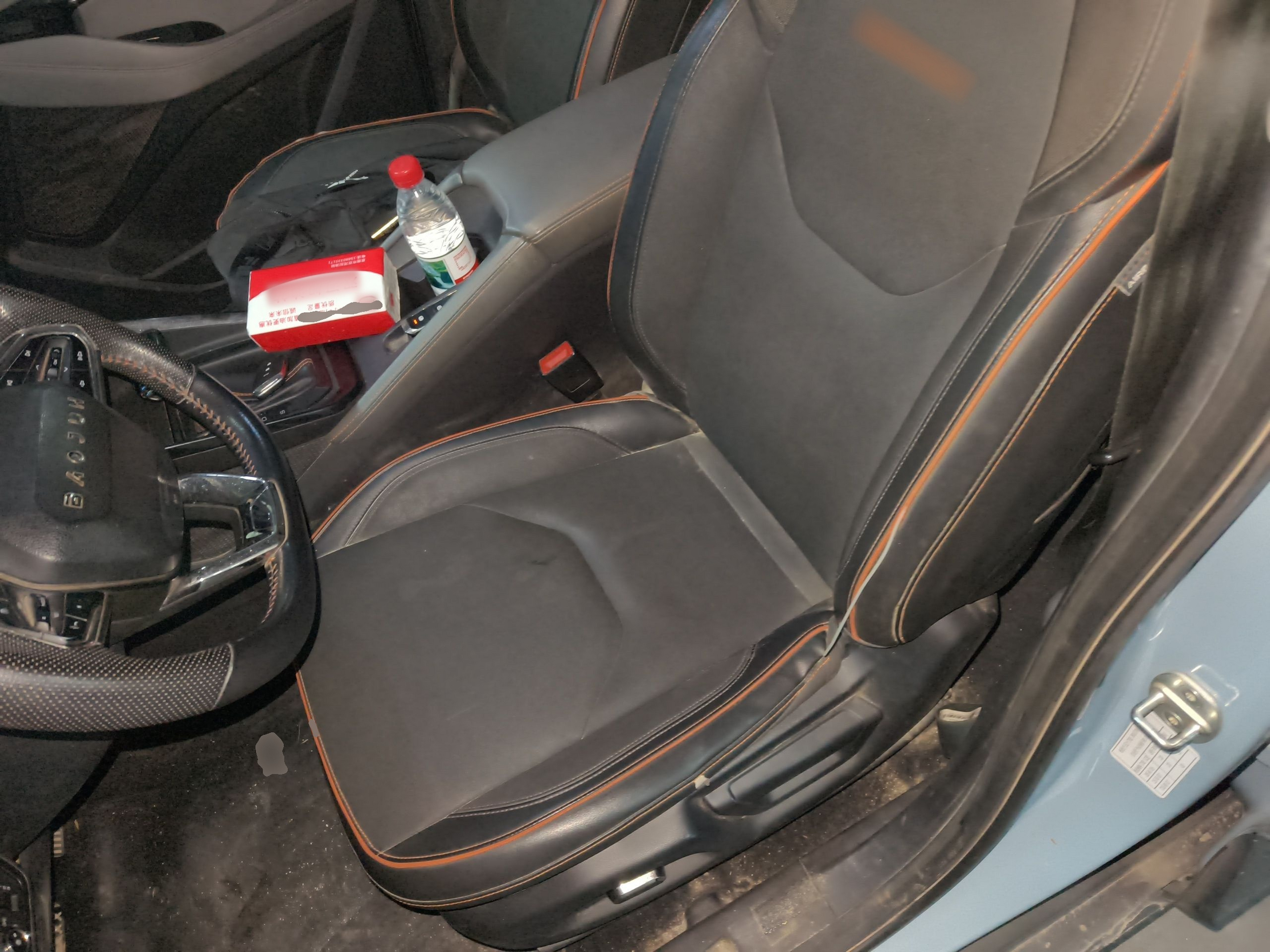 المقاعد الأمامية داخل السيارة