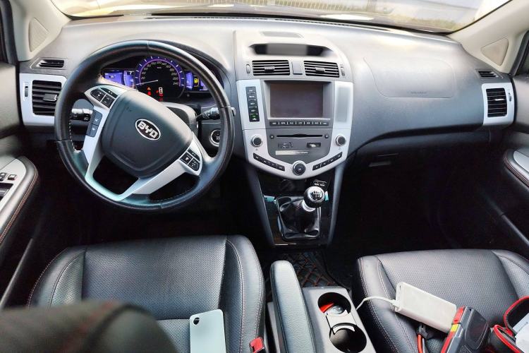 Used BYD S6 2014 1.5TI Manual Luxury 5-Seater Center Console