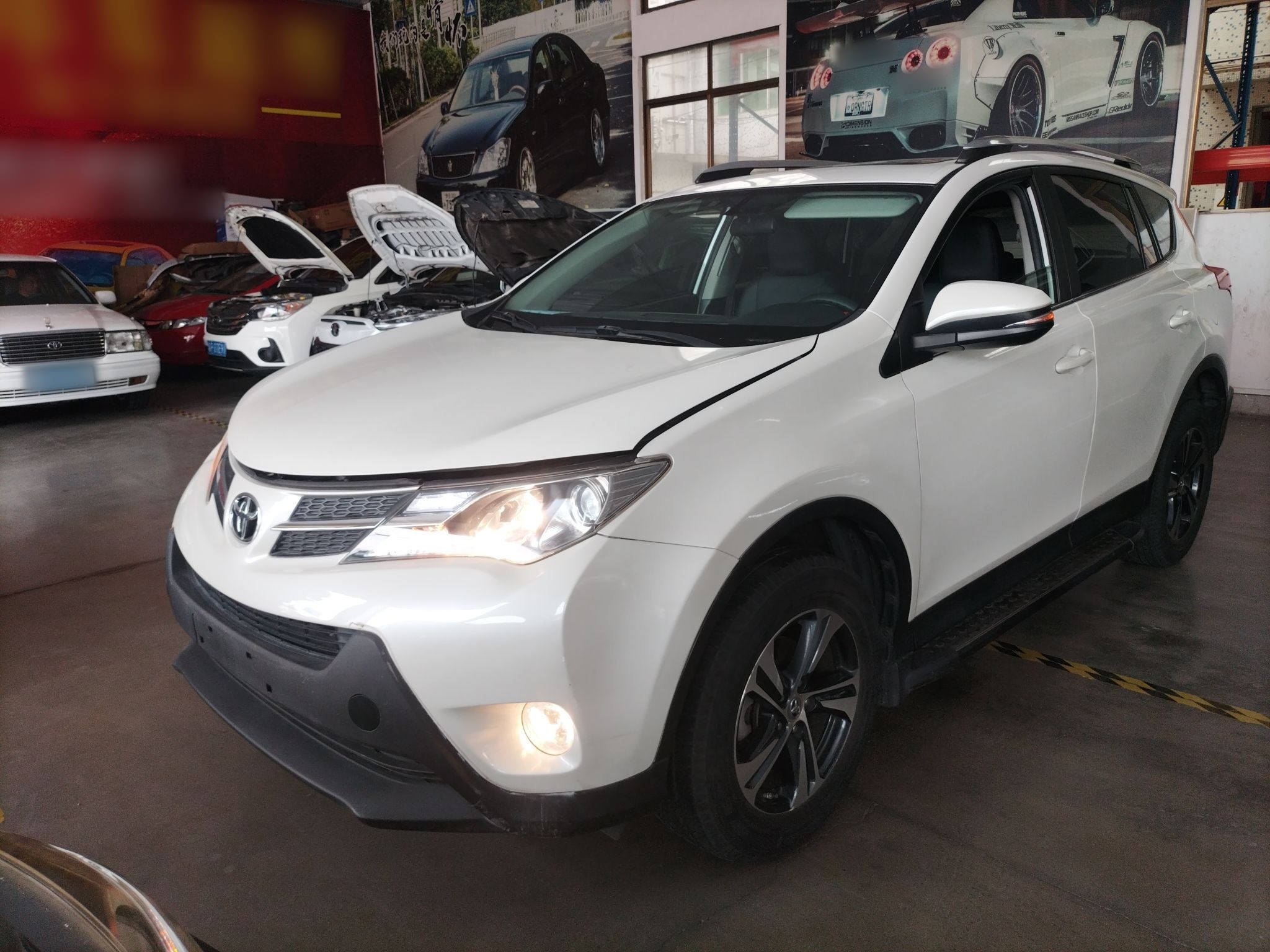 تحت مقدمة السيارة