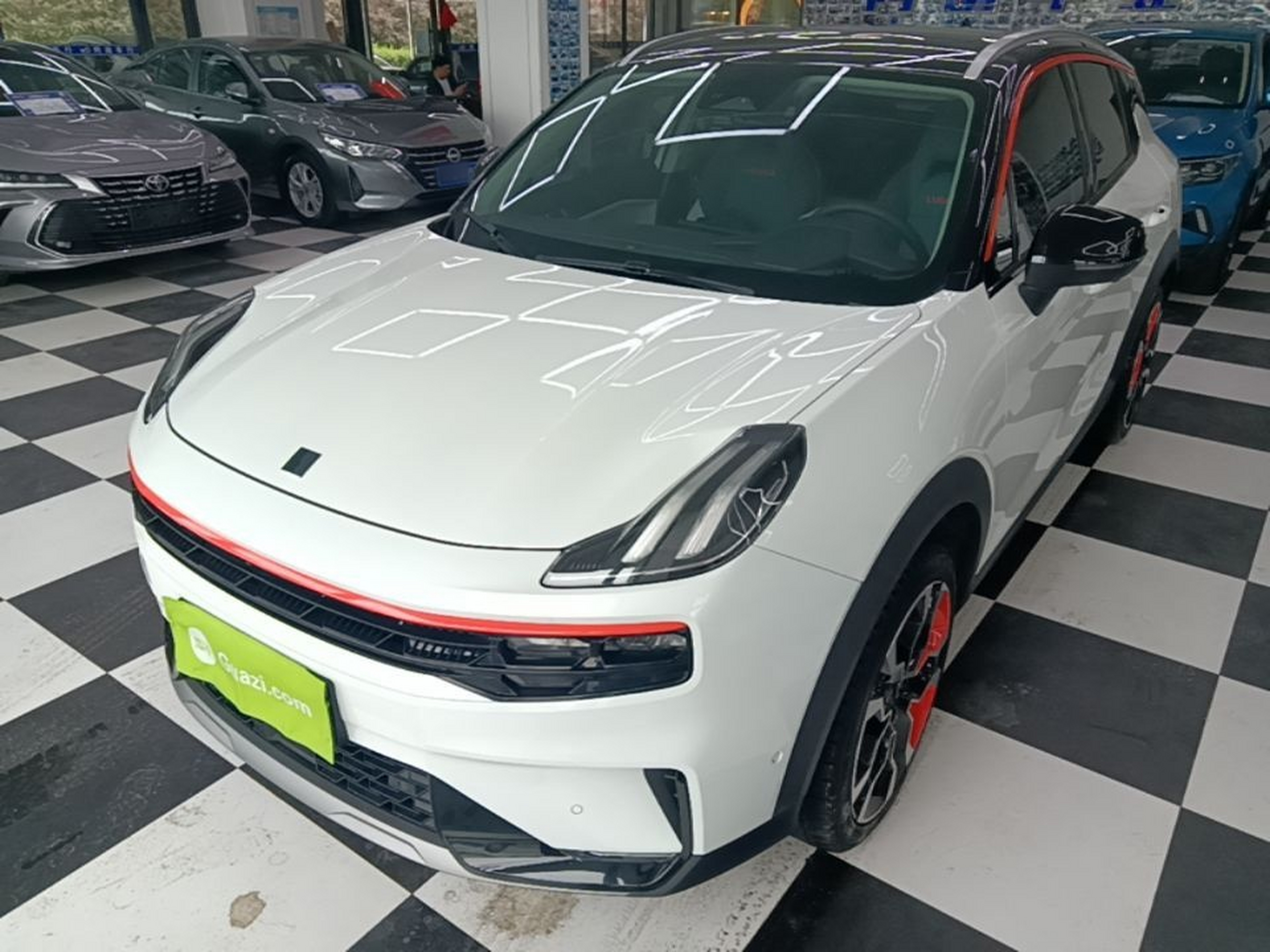 Под передней частью автомобиля