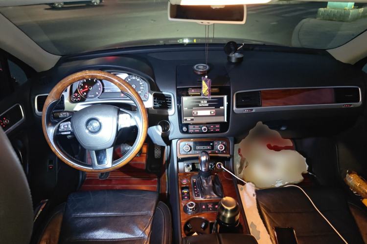 Used Volkswagen Touareg 2011 3.0 TSI High-End Version Center Console