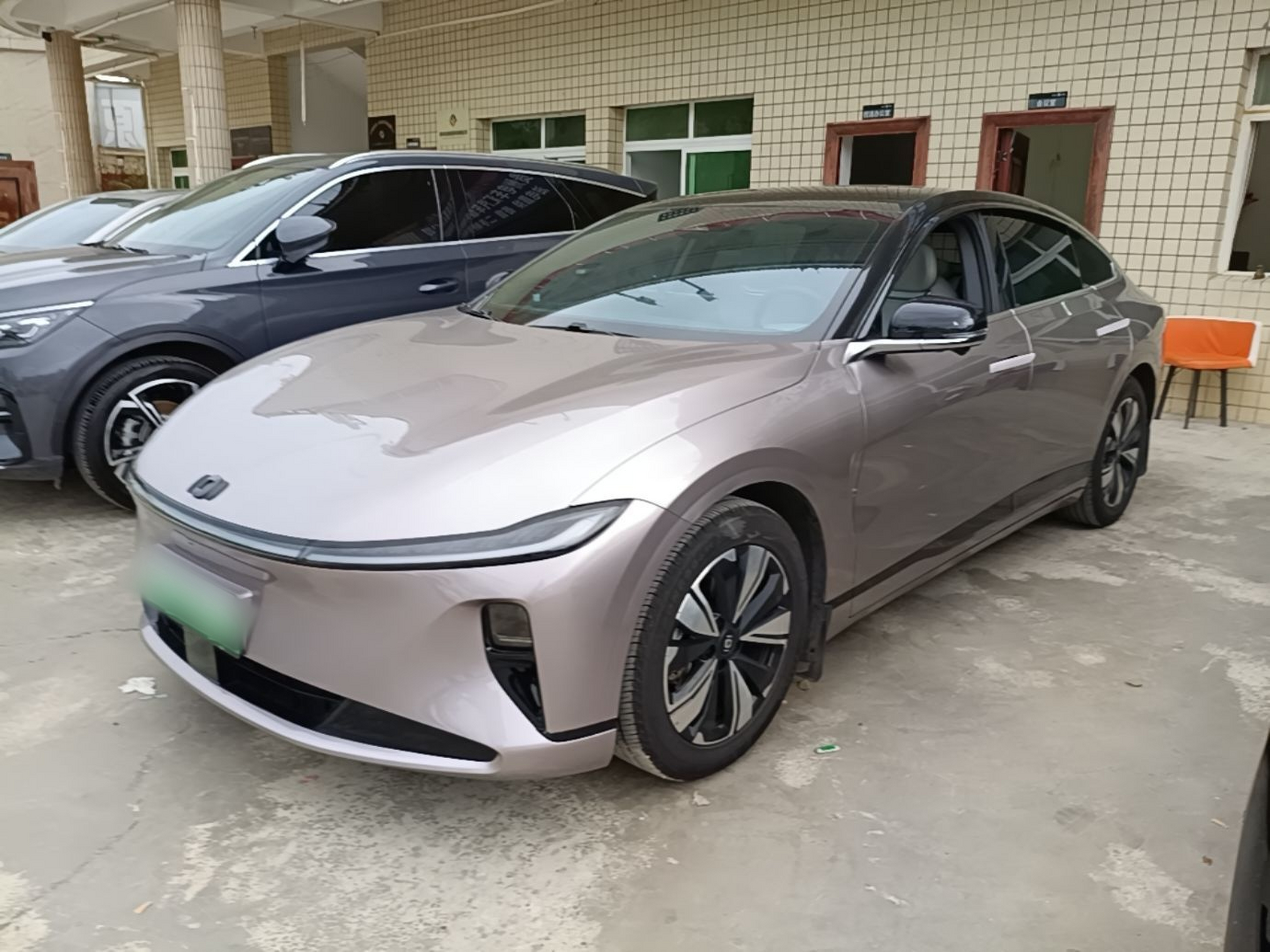 Под передней частью автомобиля
