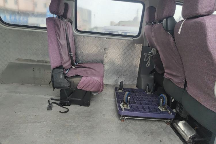 Used SAIC MAXUS Xintu V80 2018 2.5T 6-Speed Manual Aoyuntong Short Wheelbase Mid-Height 5-6 Seater Interior 4