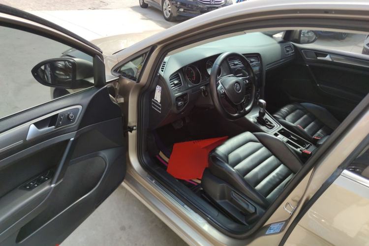 Used Volkswagen Golf 2015 1.4TSI Automatic Luxury Model Driver Seat