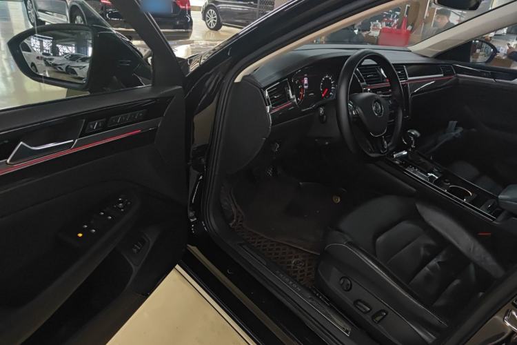 Used Volkswagen Phideon 2018 Revised Version 380TSI Two-Wheel Drive Business Edition Driver Seat