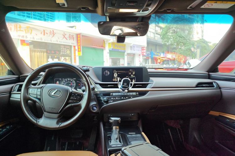 Used Lexus ES 2020 300h Premier Edition
