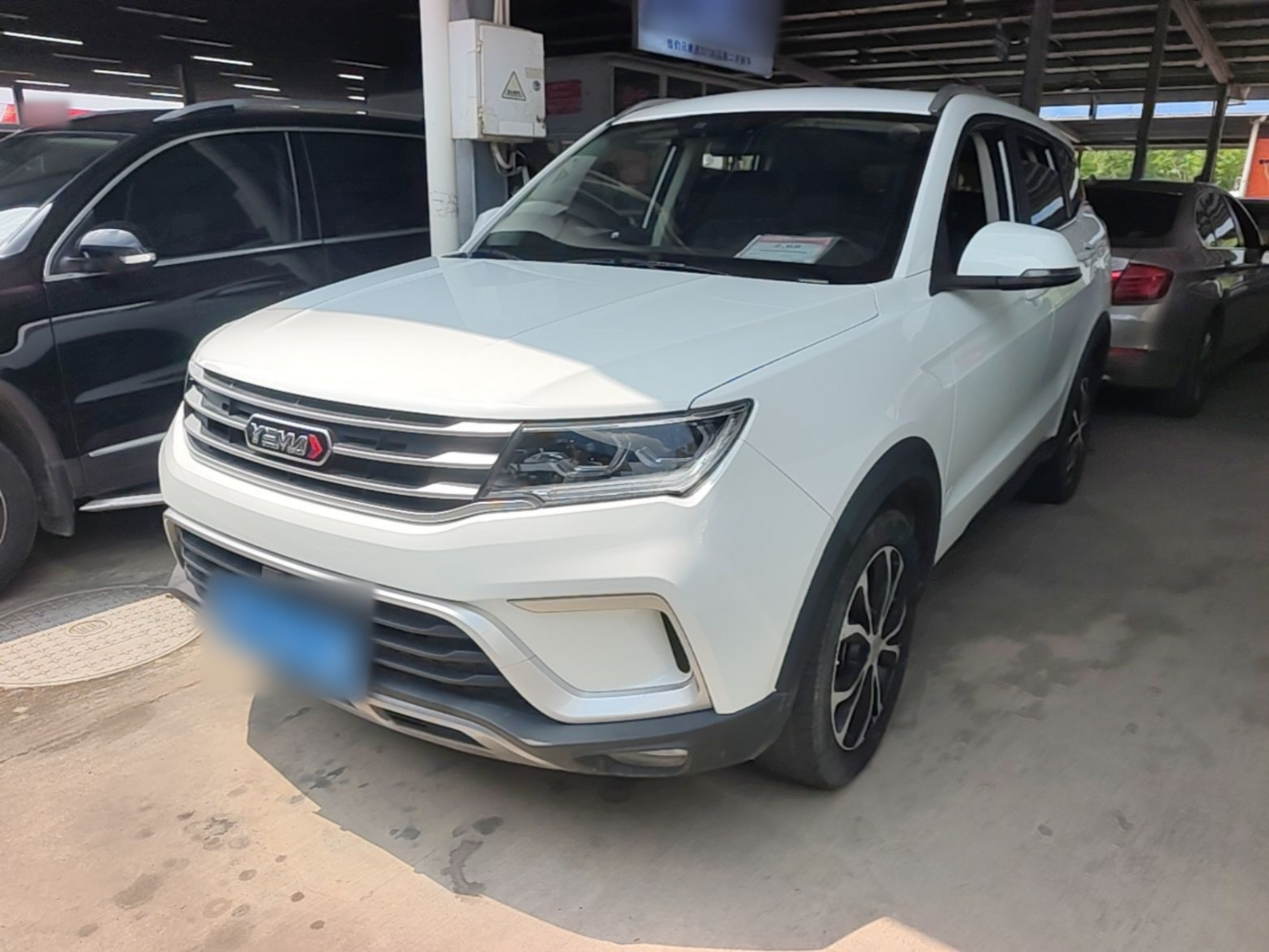 Под передней частью автомобиля